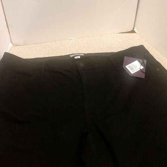 Women's Destroyed Black Jean Capri Pants Size 24 - Picture 2 of 9